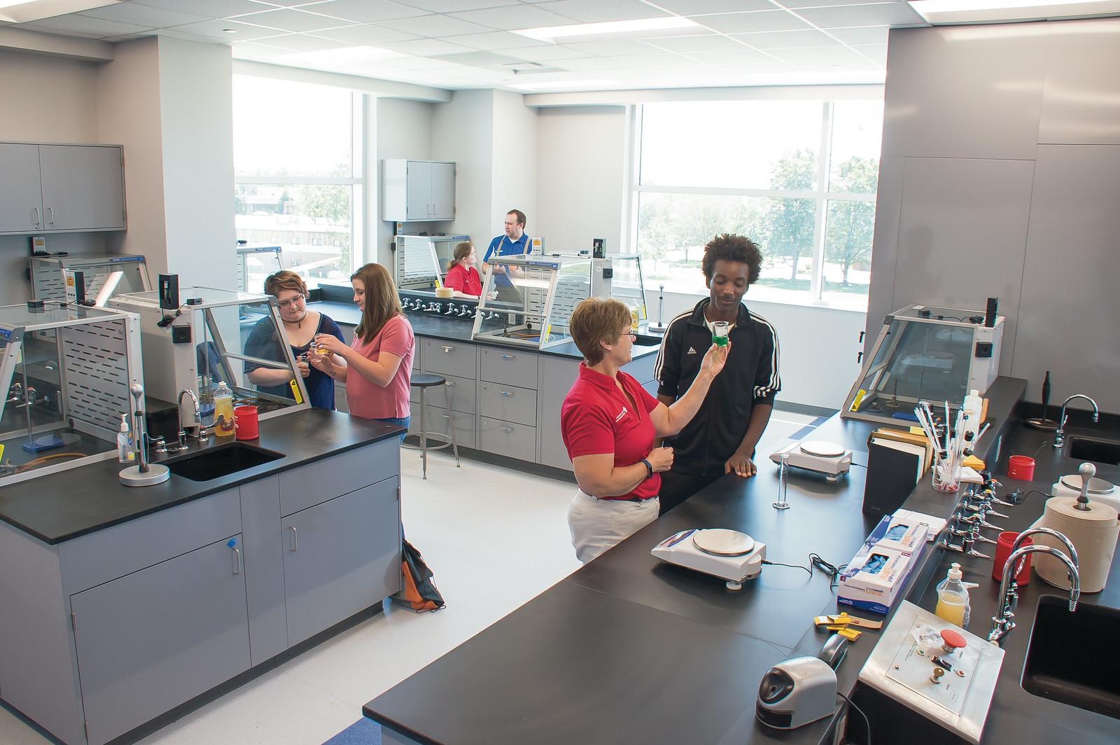 VinU生物实验室与学生和讲师.