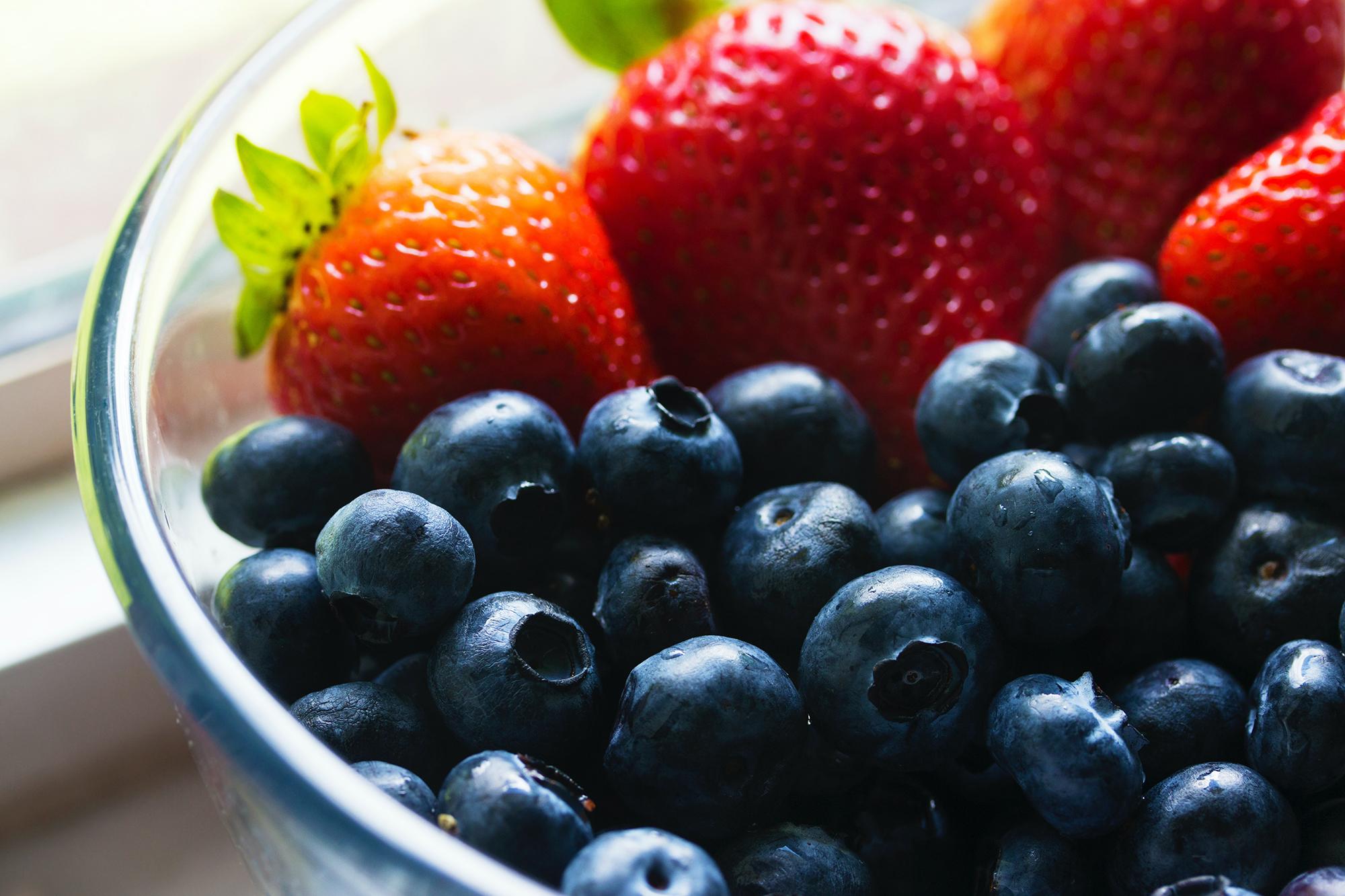 一碗含有草莓和蓝莓的水果